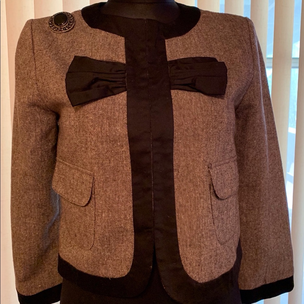 Gray Tweed w/ Black Bow Design.  Medium.  Blend.
